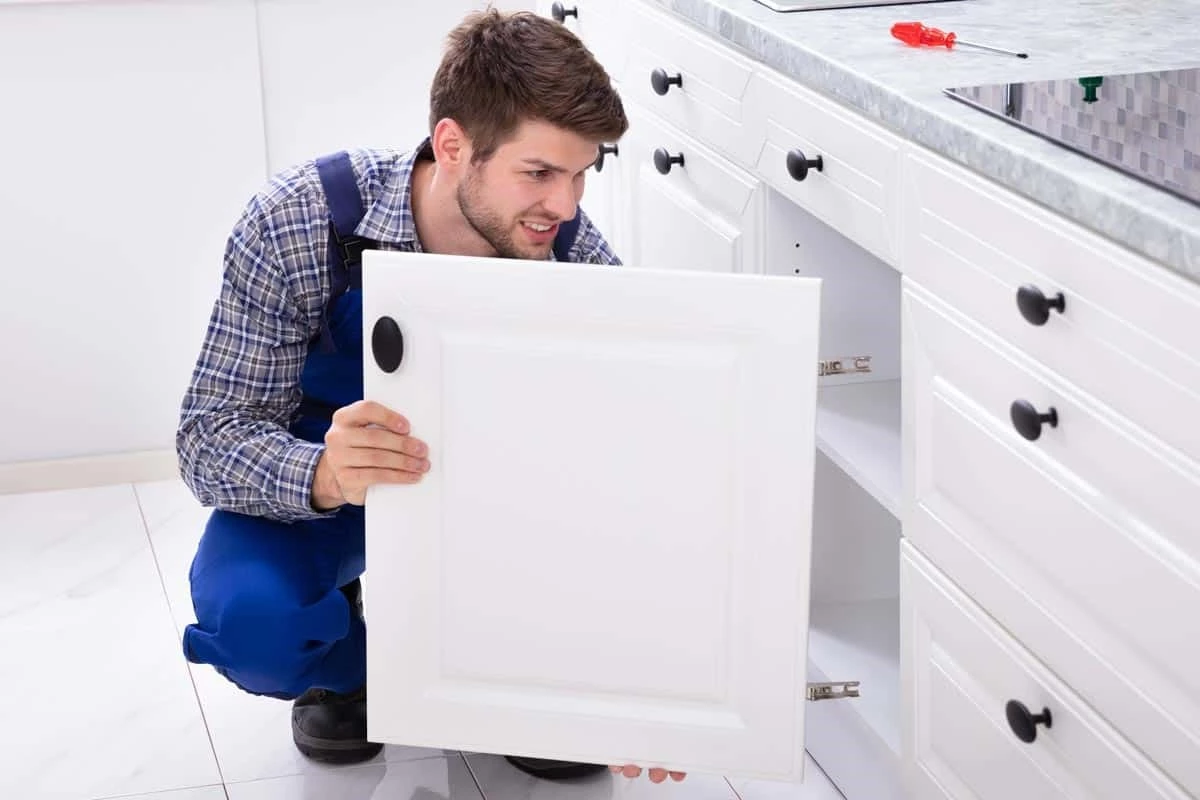 نحوه تعمیر لولای درب کابینت در منزل